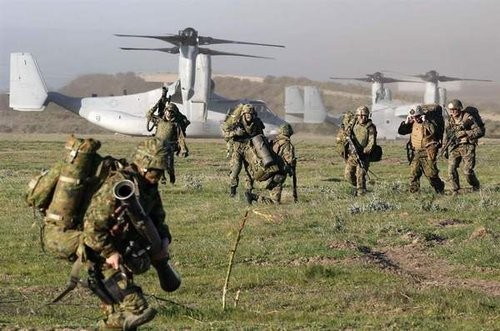 Binh sĩ Lực lượng Phòng vệ Nhật Bản đáp máy bay vận tải cánh xoay Osprey Mỹ tiến hành diễn tập.